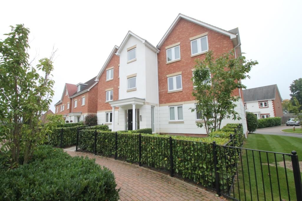 2 bed flat for sale in Lakeside Drive, Chobham, Woking, Surrey GU24, £275,000