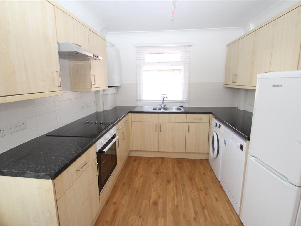 2 bed flat to rent in Marlin Square, Abbots Langley WD5, £1,250 pcm