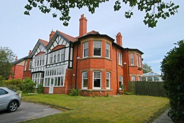 3 bed flat to rent in 66 Birkenhead Road, Wirral CH47, £1,200 pcm