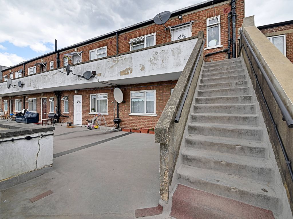 4 bed flat for sale in Shenley Road, Borehamwood WD6, £760,000