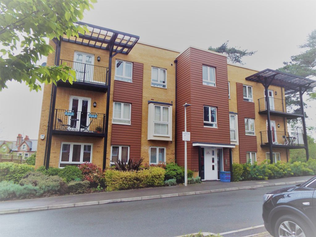 2 bed flat to rent in 32 Whitley Rise, Reading RG2, £1,375 pcm