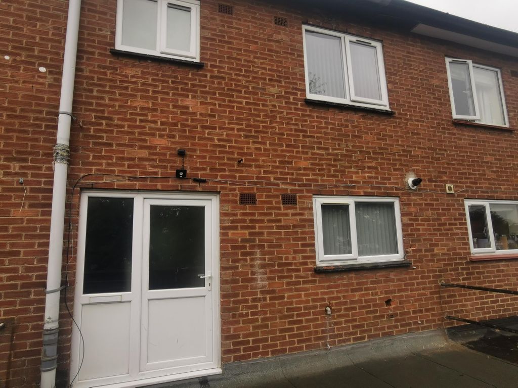 2 bed flat to rent in Coventry Road, Sheldon, Birmingham B26, £995 pcm