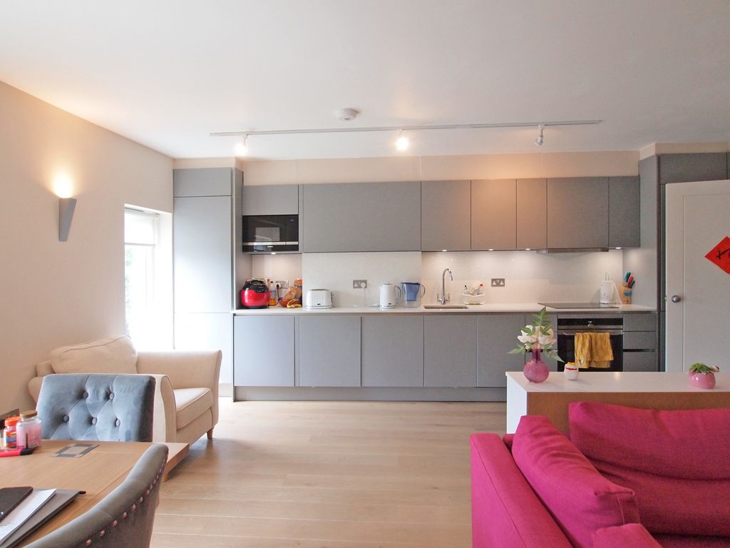 2 bed flat to rent in Clapham Common North Side, London SW4, £3,000 pcm