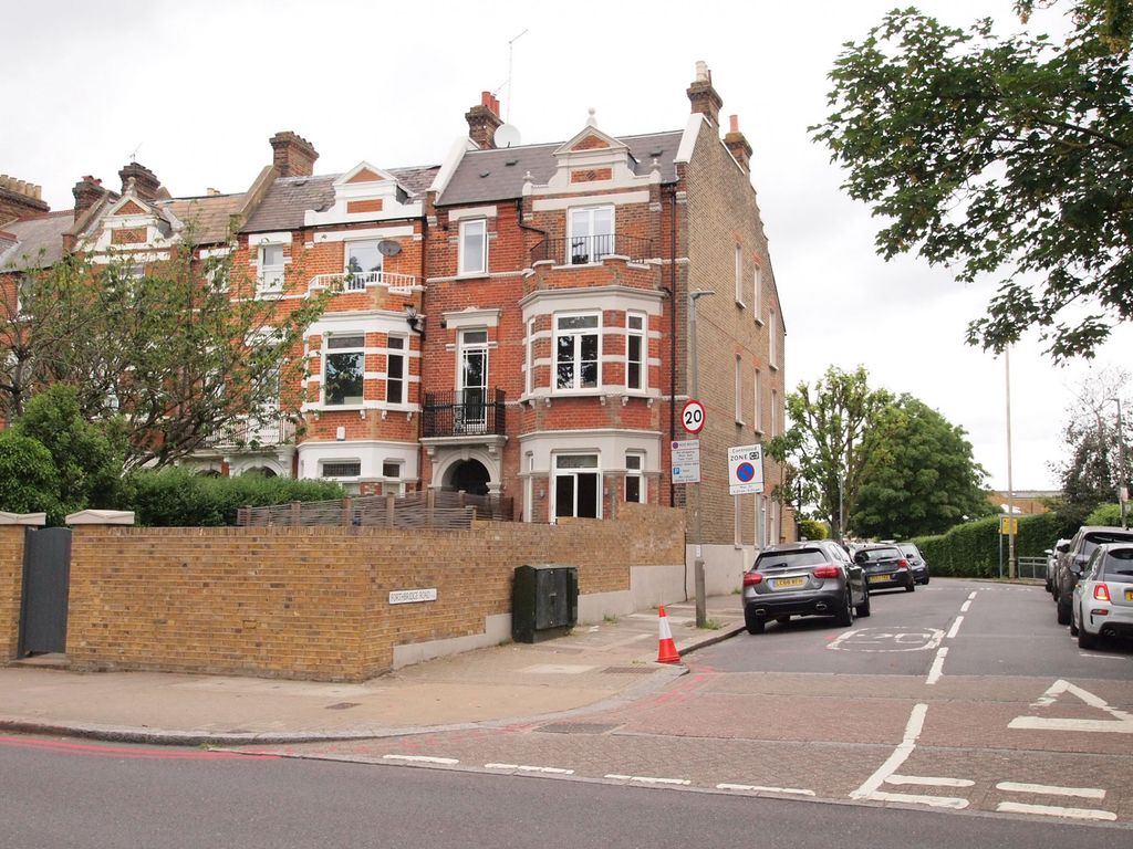 2 bed flat to rent in Clapham Common North Side, London SW4, £3,000 pcm