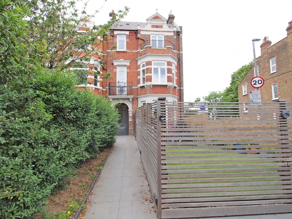 2 bed flat to rent in Clapham Common North Side, London SW4, £3,000 pcm