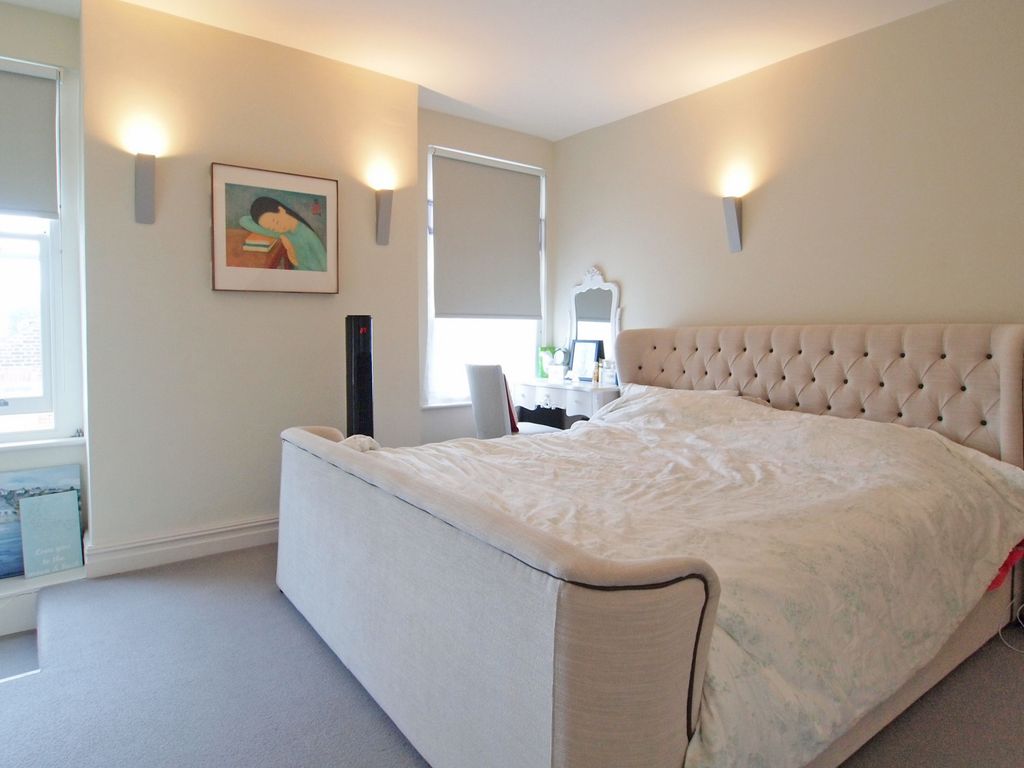 2 bed flat to rent in Clapham Common North Side, London SW4, £3,000 pcm