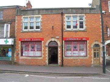 Office to let in High Street, Newport Pagnell MK16, £25,000 pa