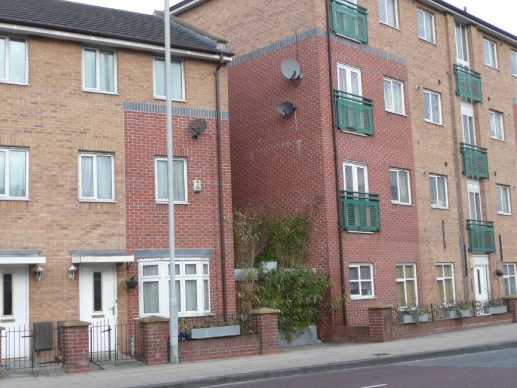 4 bed town house to rent in Chorlton Road, Hulme, Manchester. 4Au. M15, £2,253 pcm