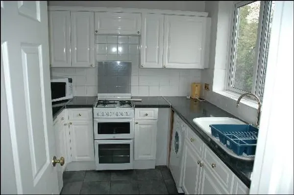 3 bed flat to rent in Herne Hill, London SE5, £2,200 pcm