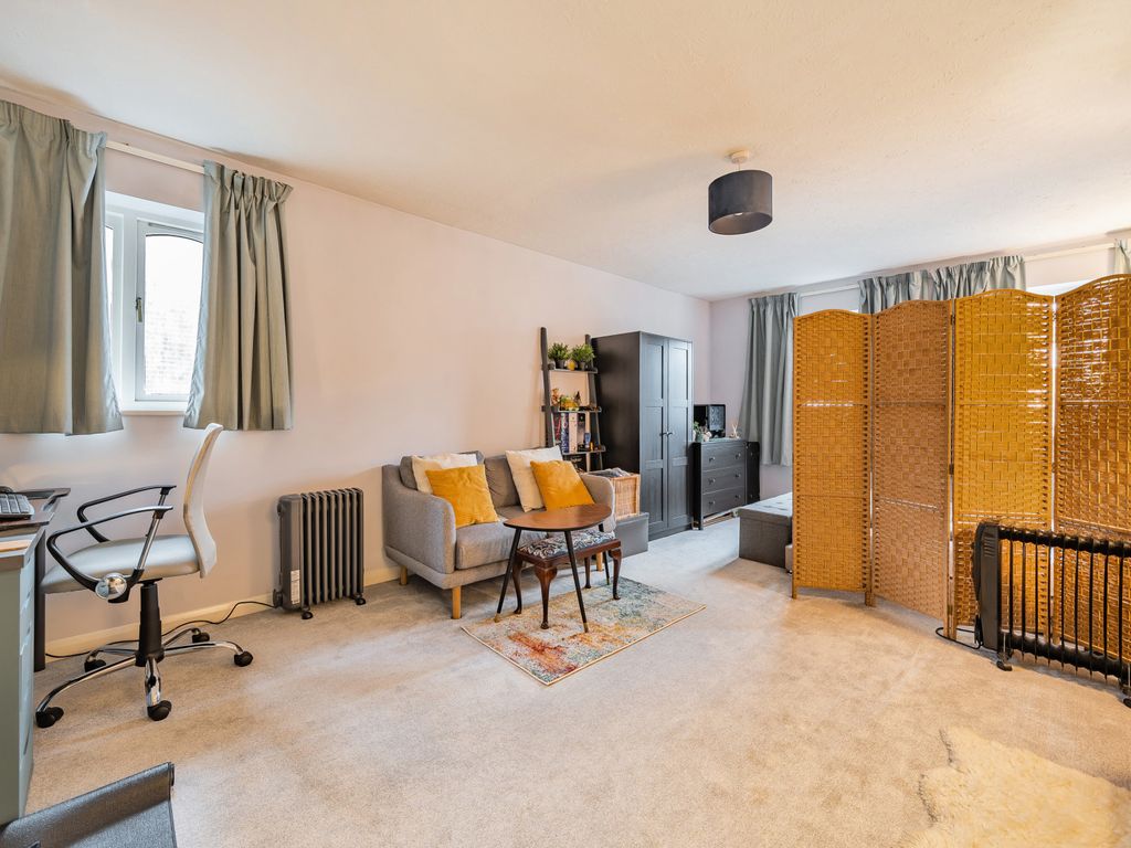 1 bed flat for sale in Windsor Court, 156 Woodcote Road, Wallington SM6, £180,000