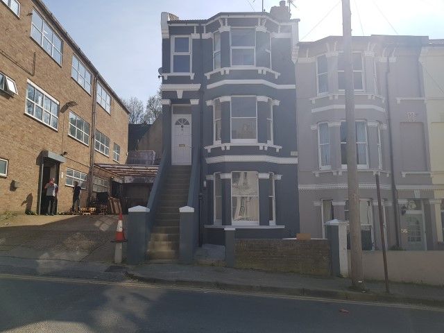 3 bed flat to rent in Gladstone Place, Brighton BN2, £2,200 pcm