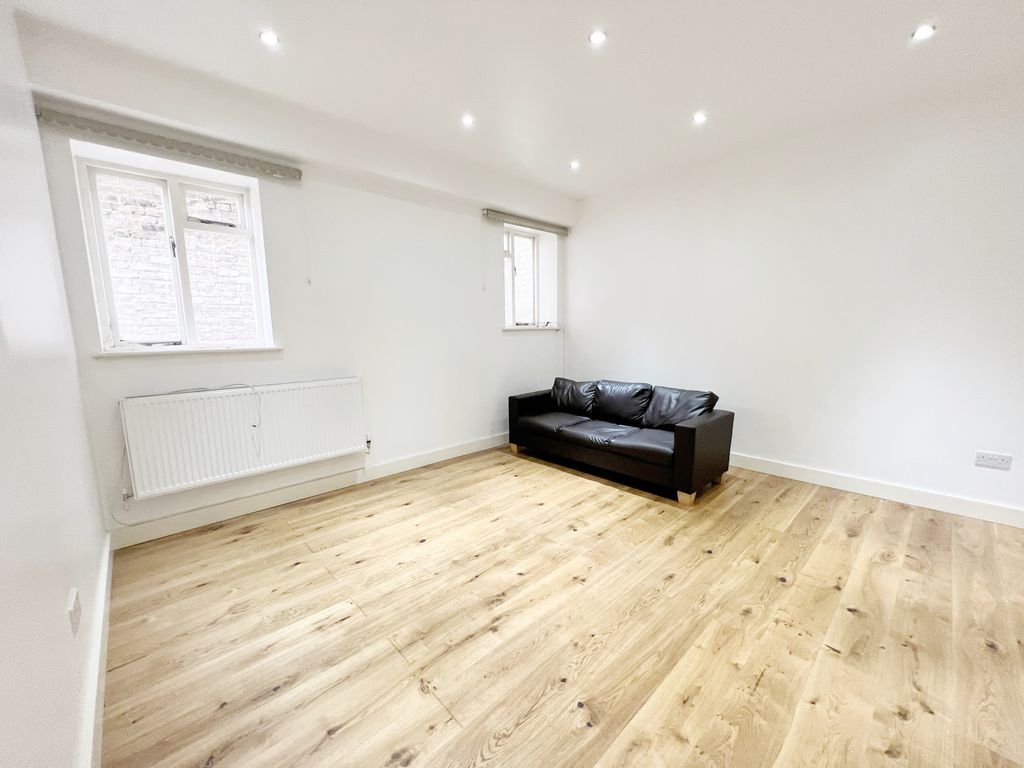 1 bed flat to rent in New Cross Road, London SE14, £1,550 pcm
