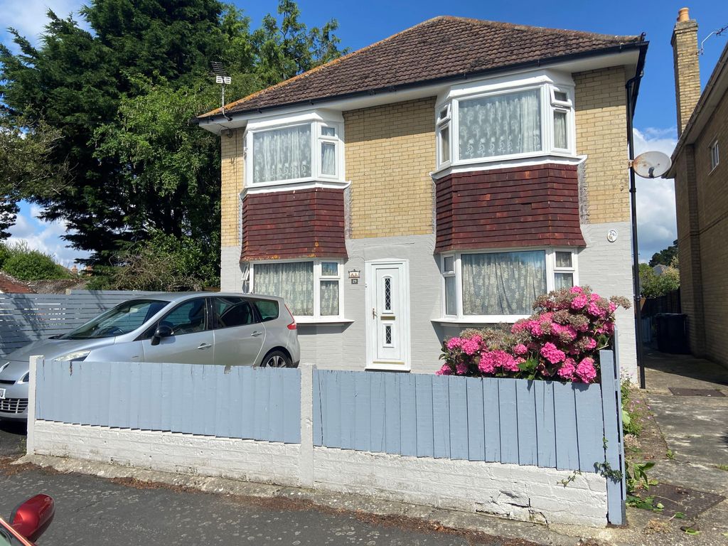 2 bed flat to rent in Stroud Lane, Christchurch BH23, £1,250 pcm