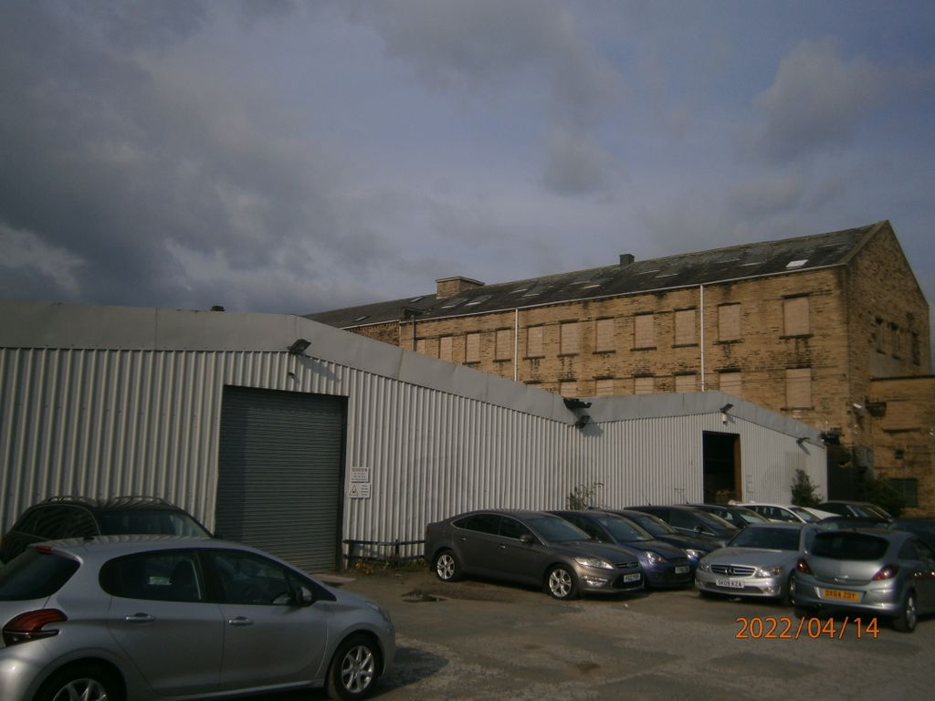 Warehouse to let in Unit 1 (Lhs) And Unit 2 (Rhs), Lower Globe Street, Bradford BD8, £43,200 pa