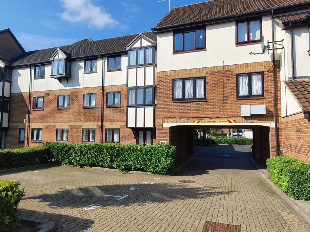 2 bed flat to rent in Harrier Road, Colindale NW9, £1,695 pcm