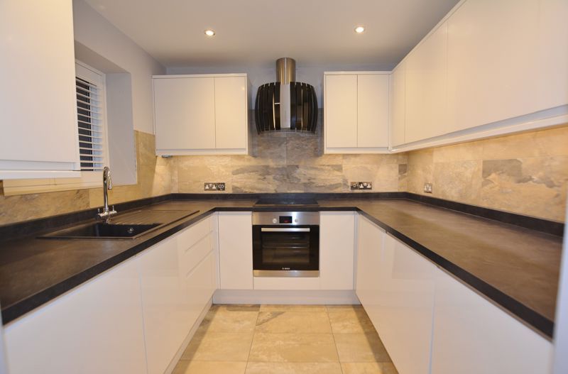 2 bed flat for sale in Amersham Road, Beaconsfield HP9, £385,000