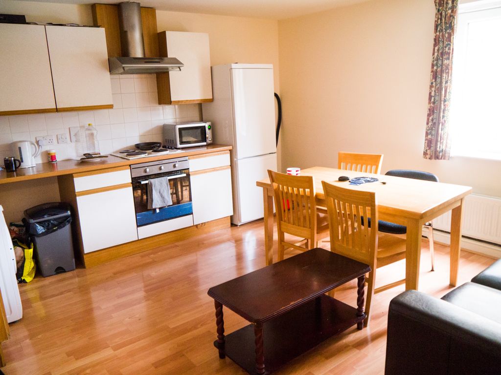3 bed flat to rent in Clarendon Road, Leeds LS2, £646 pppm