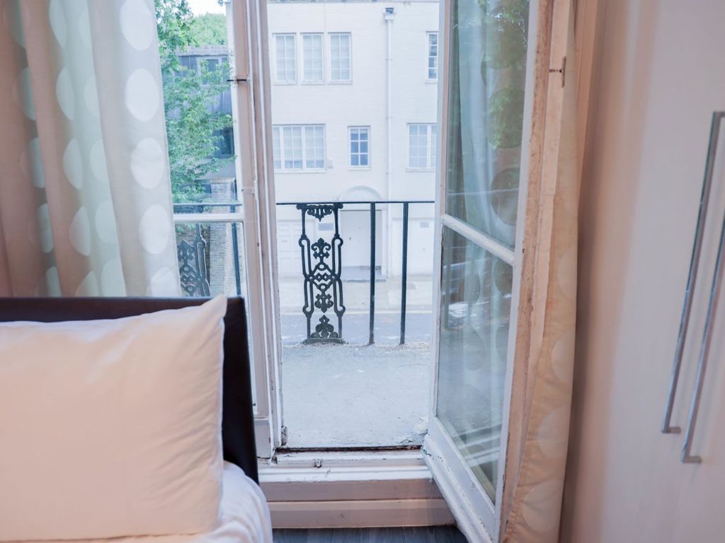 Studio to rent in Queensborough Terrace, London W2, £2,996 pcm