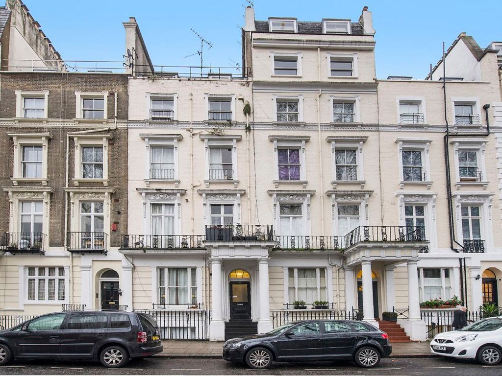 Studio to rent in Queensborough Terrace, London W2, £2,996 pcm