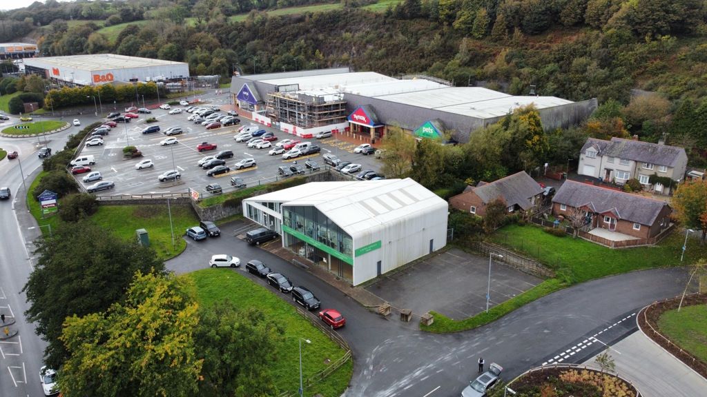 Retail premises to let in Unit 1 And 2 Caernarfon Road, Bangor, Gwynedd LL57, Non quoting
