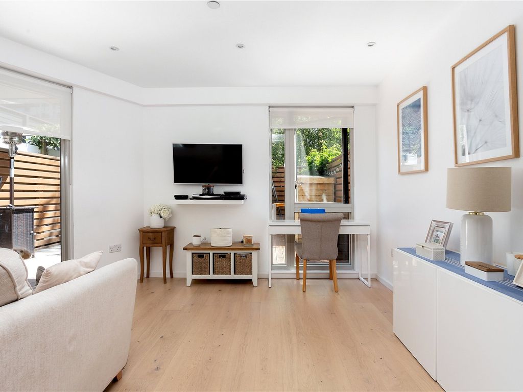 1 bed flat for sale in Balham Hill, London SW12, £495,000