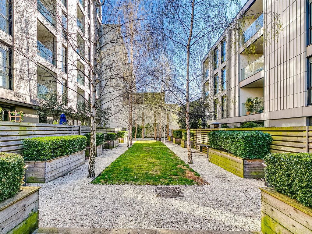 1 bed flat for sale in Balham Hill, London SW12, £495,000