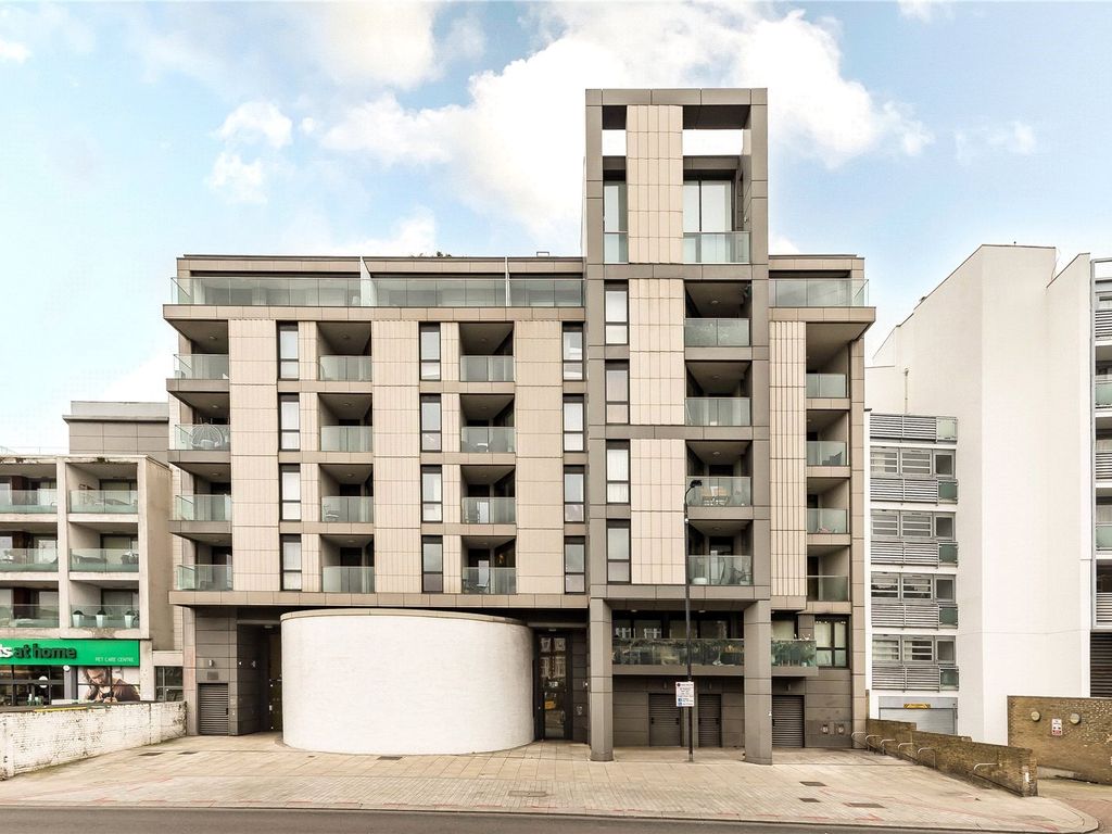 1 bed flat for sale in Balham Hill, London SW12, £495,000
