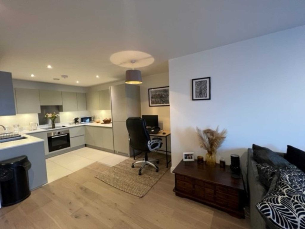 2 bed flat for sale in Brook Road, Borehamwood WD6, £345,000