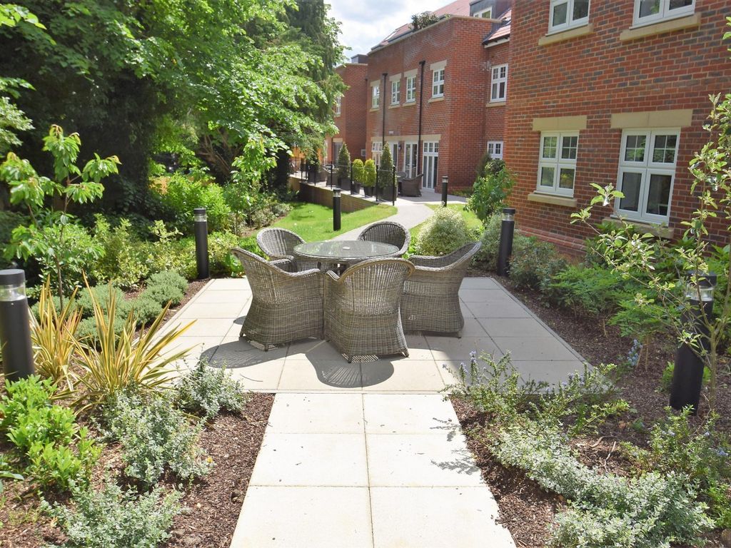 1 bed flat for sale in Rutherford House, Marple Lane, Chalfont St. Peter, Buckinghamshire SL9, £375,000