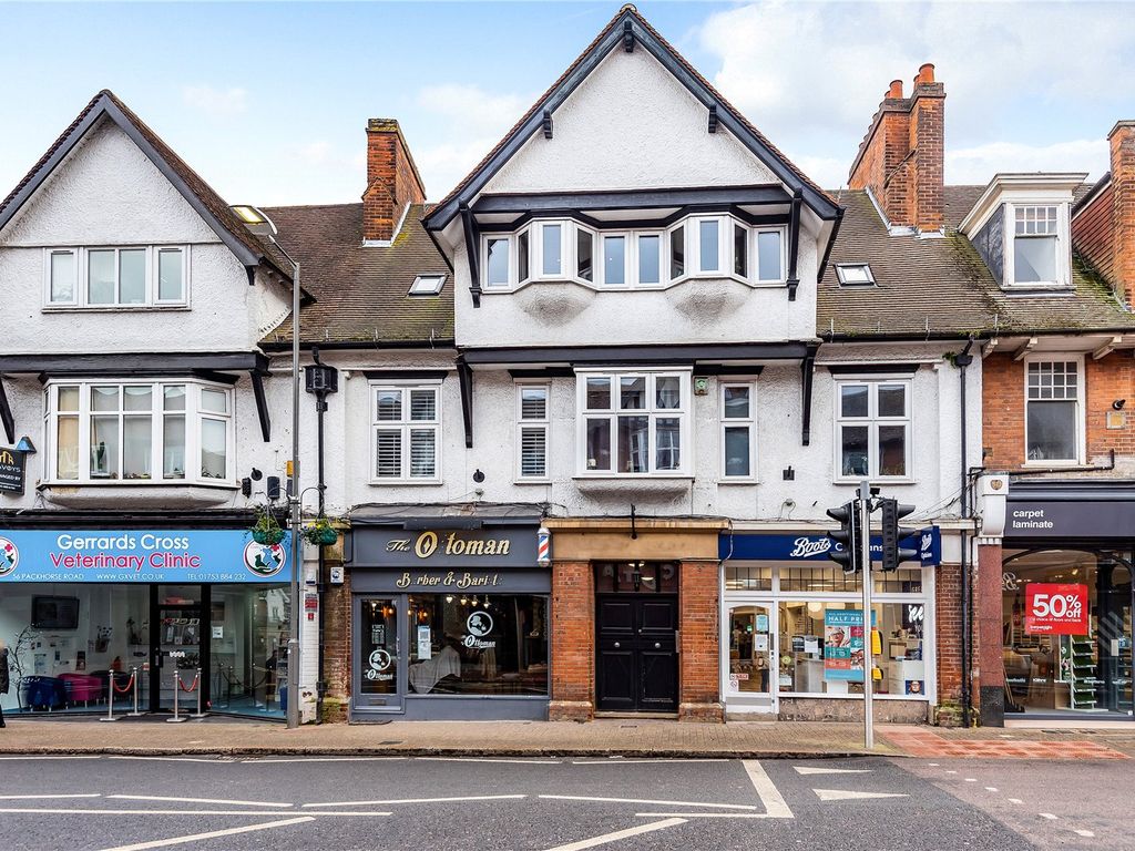 2 bed flat for sale in Orchehill Chambers, 52 Packhorse Road, Gerrards Cross SL9, £440,000