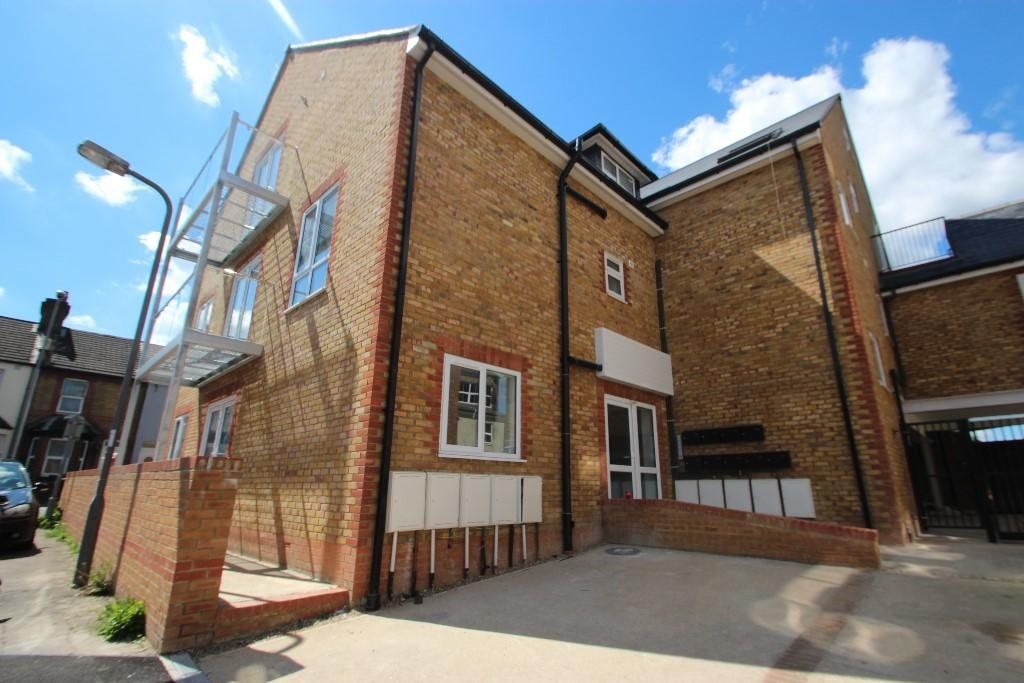 1 bed flat to rent in Jubilee Road, High Wycombe HP11, £1,200 pcm
