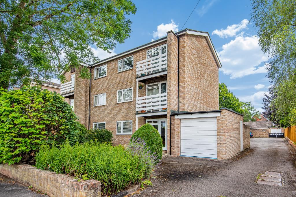 2 bed flat to rent in Hernes Close, Oxford OX2, £1,500 pcm