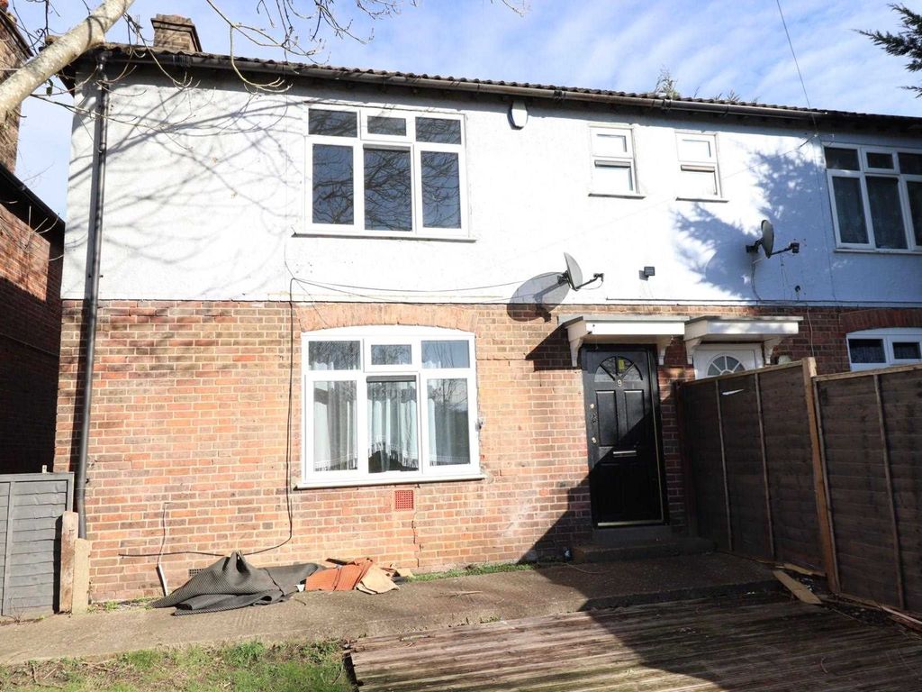 3 bed semi-detached house to rent in Bank Street, High Wycombe HP13, £1,350 pcm