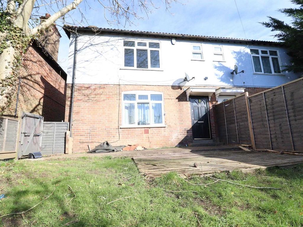 3 bed semi-detached house to rent in Bank Street, High Wycombe HP13, £1,350 pcm