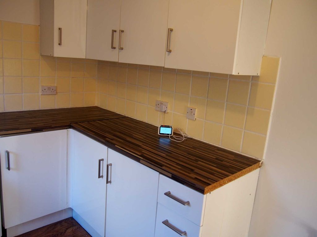 3 bed semi-detached house to rent in Bank Street, High Wycombe HP13, £1,350 pcm