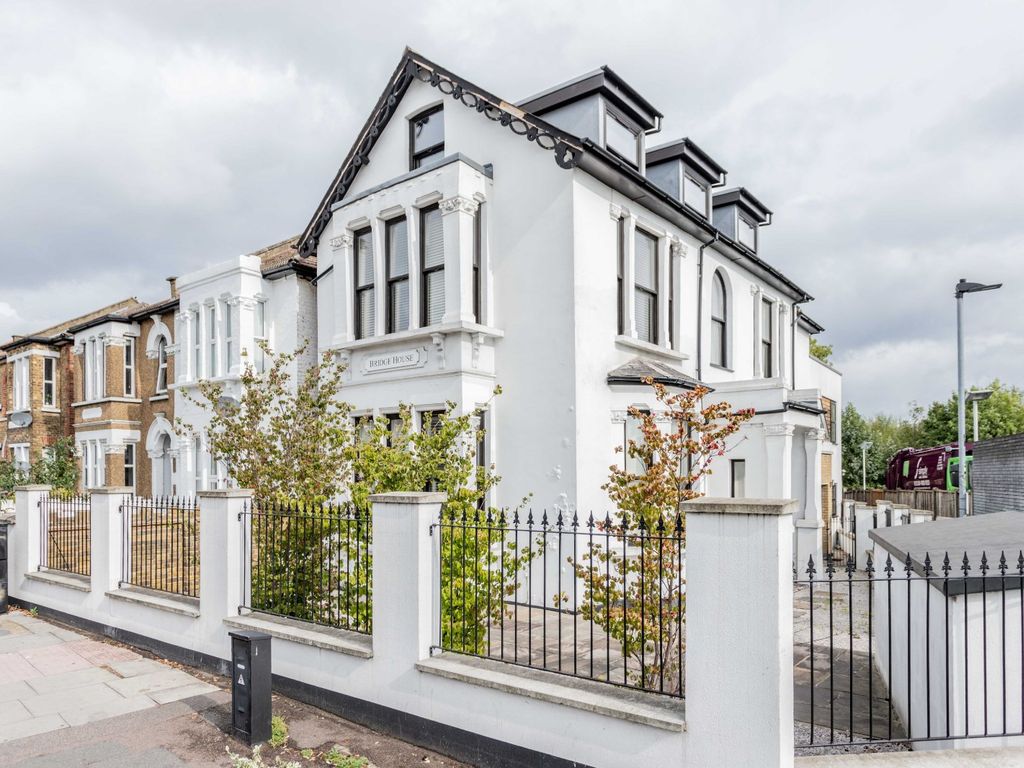 3 bed flat for sale in Bounds Green Road, London N11, £459,000