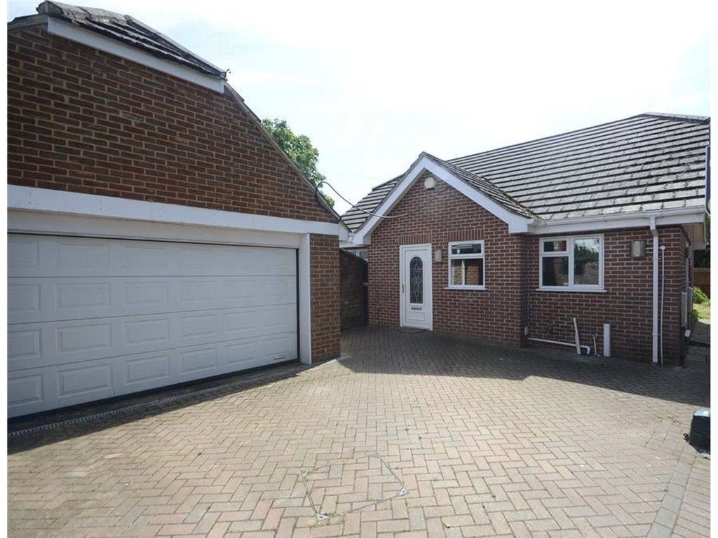 3 bed detached bungalow for sale in Victoria Road, Tilehurst, Reading RG31, £545,000