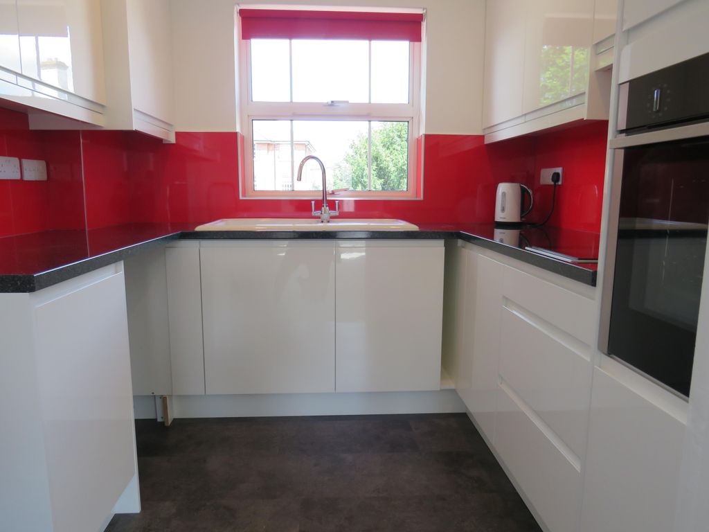 2 bed flat to rent in Newbury, Gillingham SP8, £875 pcm