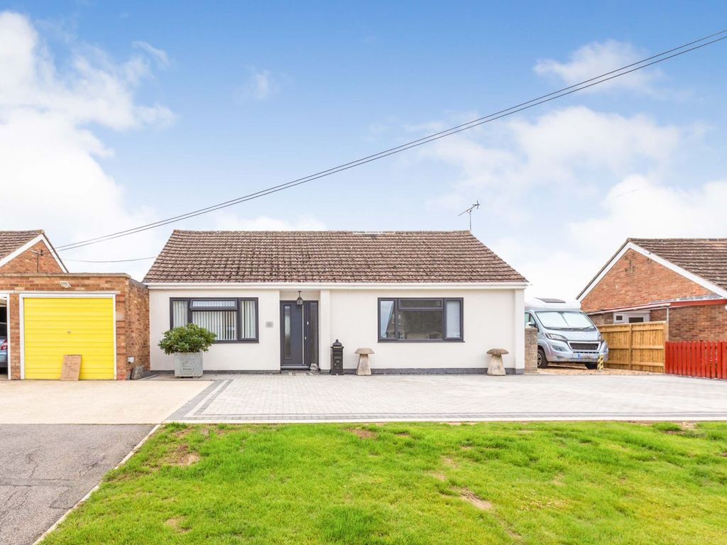 3 bed detached bungalow for sale in Well Lane, Witney OX29, £565,000