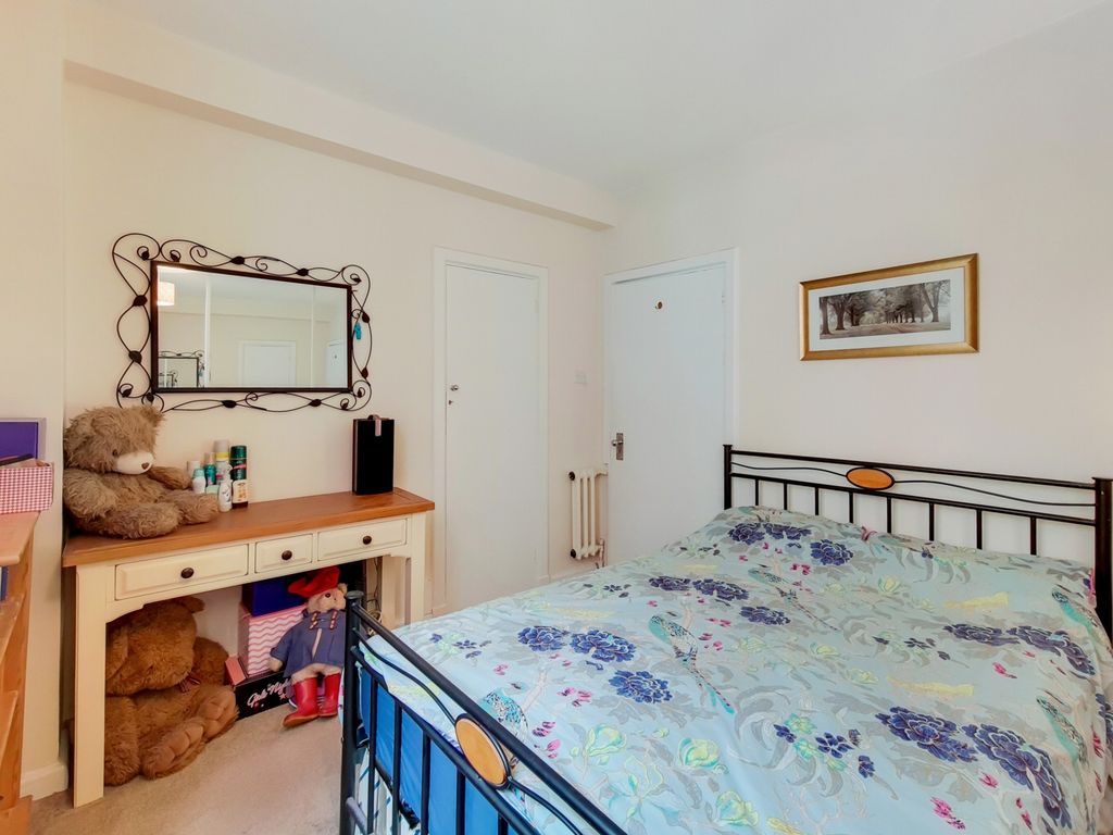 1 bed flat for sale in Latymer Court, Hammersmith Road, London W6, £400,000