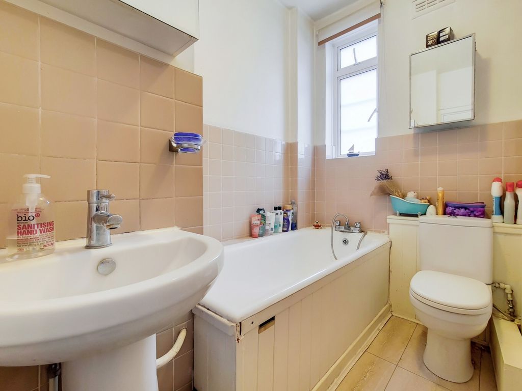 1 bed flat for sale in Latymer Court, Hammersmith Road, London W6, £400,000