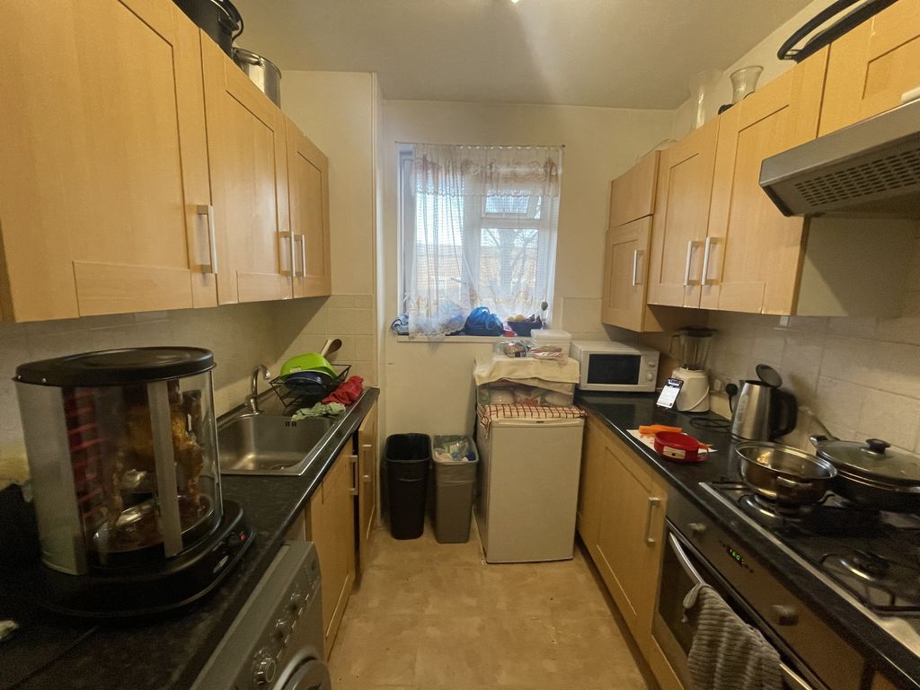 2 bed flat for sale in Crawford Estate, London SE5, £320,000