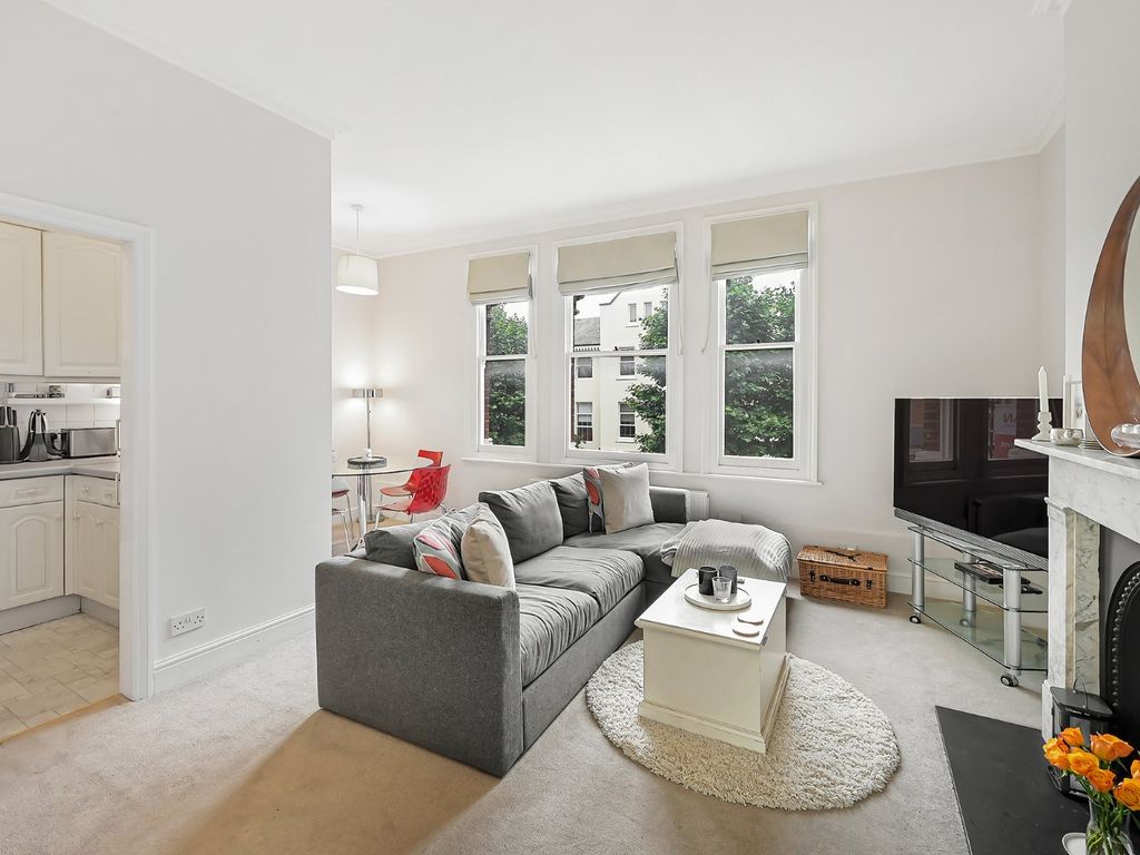 2 bed flat for sale in Fulham Road, London SW6, £665,000