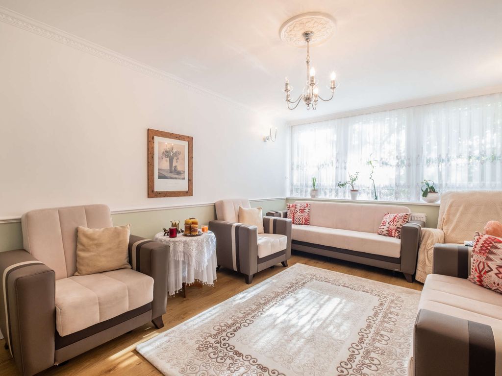 2 bed flat for sale in Chatham Place, London E9, £445,000