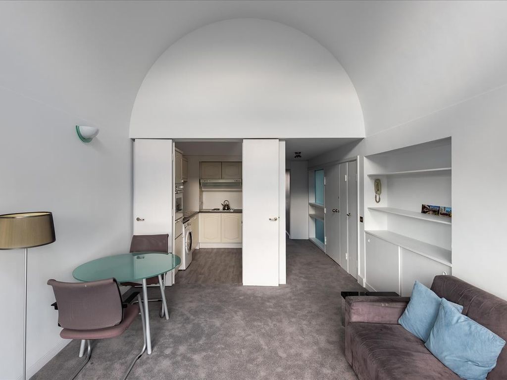 1 bed flat for sale in Defoe House, Barbican, London EC2Y, £795,000