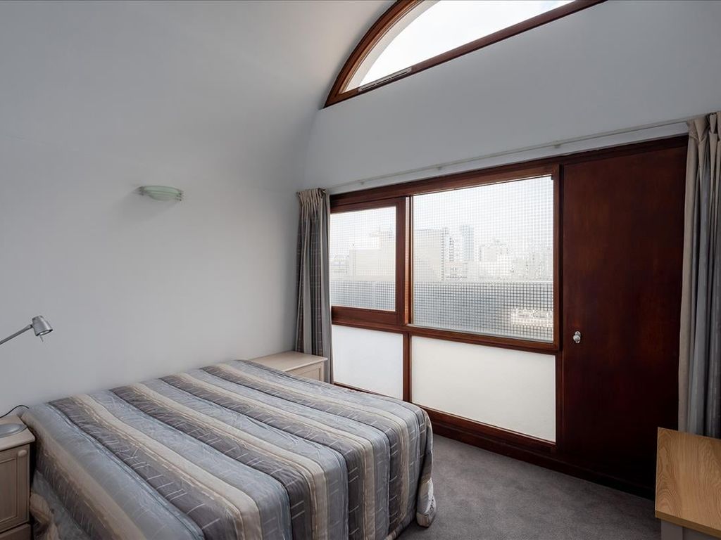 1 bed flat for sale in Defoe House, Barbican, London EC2Y, £795,000