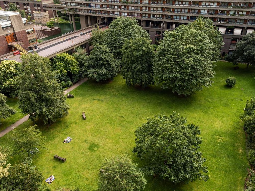 1 bed flat for sale in Defoe House, Barbican, London EC2Y, £795,000