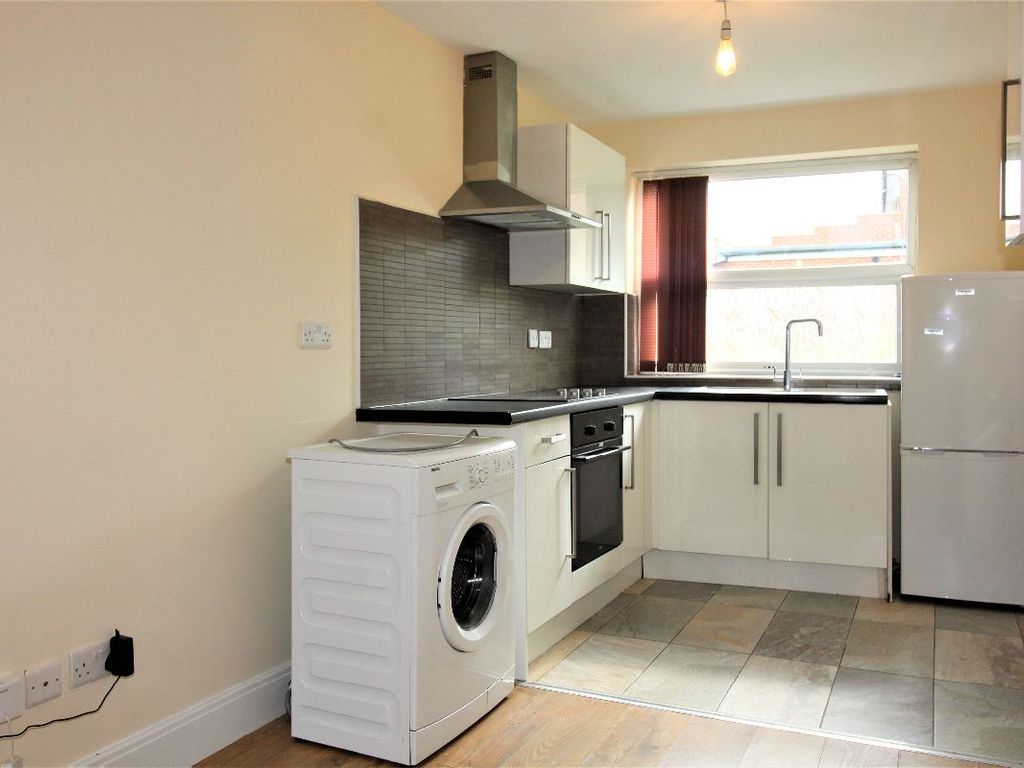 2 bed flat to rent in Fylde Road, Ashton-On-Ribble, Preston PR1, £394 pppm