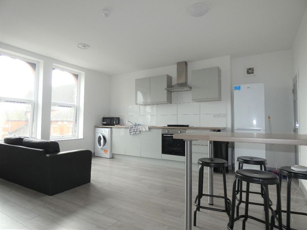 Room to rent in Flat 4, Jasper Street, Hanley, Stoke-On-Trent, Staffordshire ST1, £442 pcm