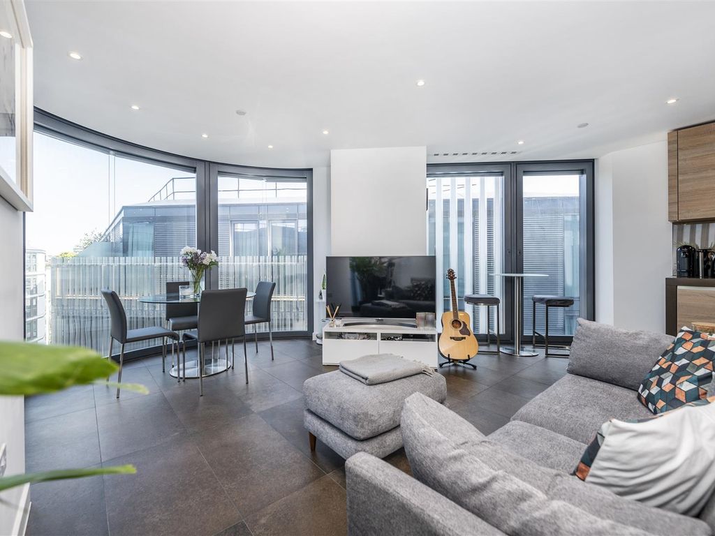 2 bed flat for sale in Chronicle Tower, City Road, London EC1V, £955,000
